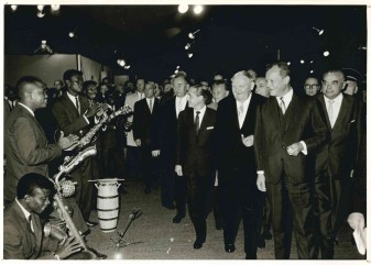 1962: Eröffnungsrundgang Ludwig Ehrhard und Willy Brandt mit Musikern aus Ghana