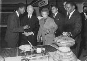 1964: Heinrich Lübke und Gattin Wilhelmine am Stand von Äthiopien