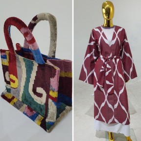 Links: Handtasche mit bunten Mustern, Rechts: Schaufensterpuppe mit rot-weiß gemustertem Kimono