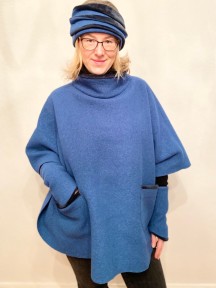 Modell mit blauen Pulli-Poncho