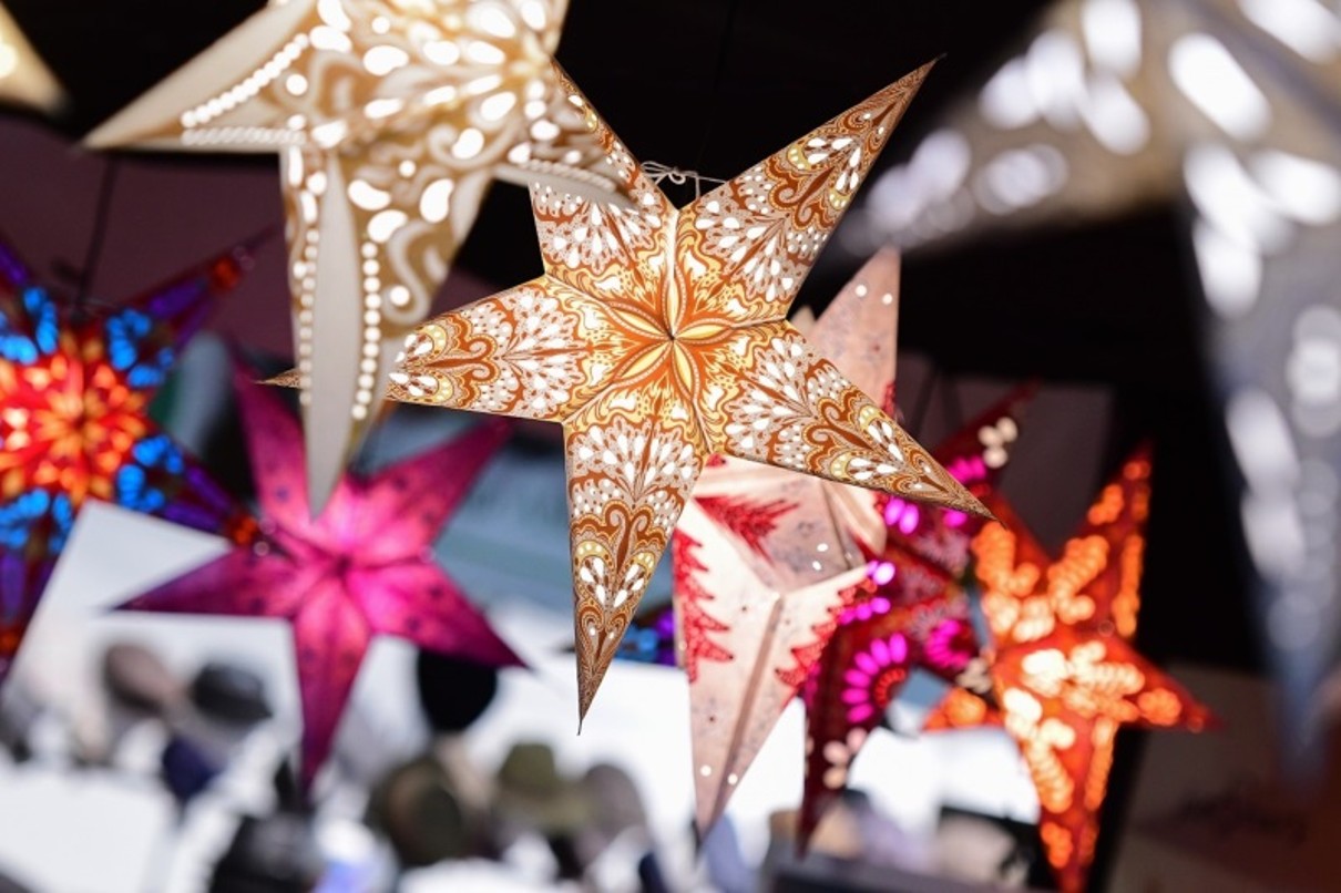 Paper stars in different colours and sizes.