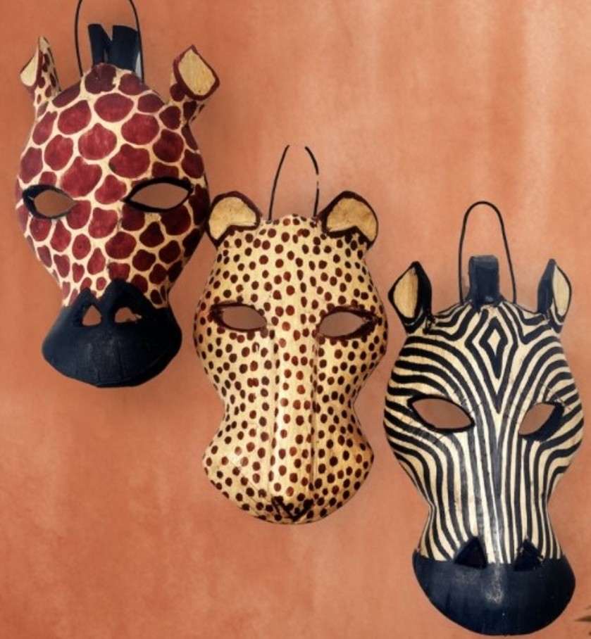Text: Masken mit Zebra-, Leoparden- und Giraffenmustern.