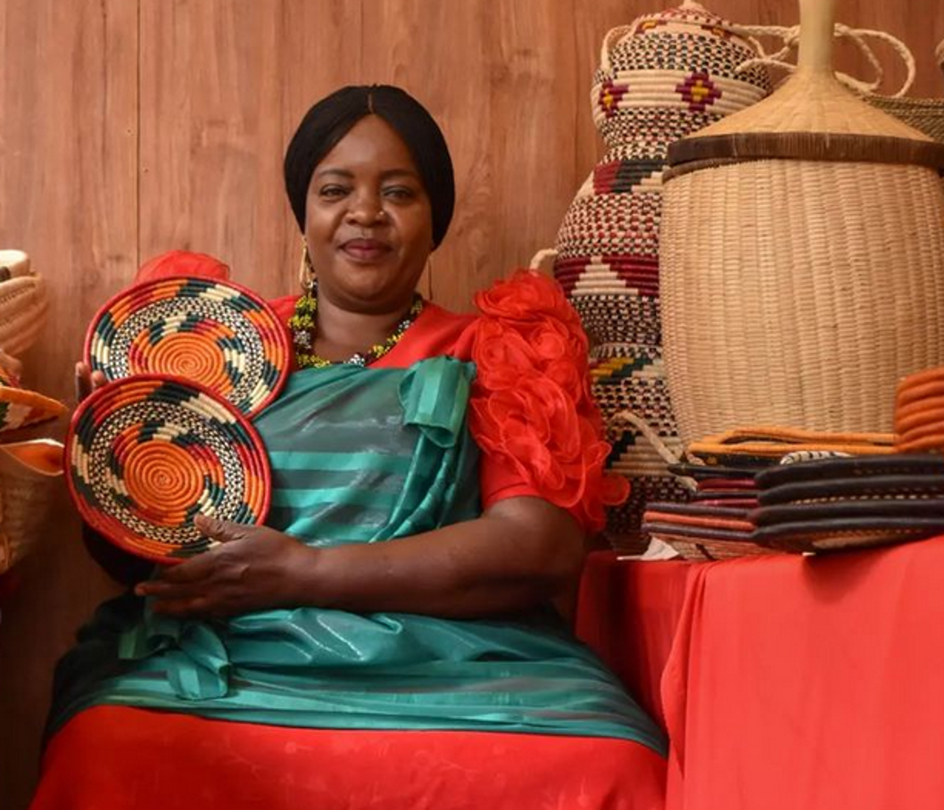 Einzigartiges Kunsthandwerk von Frauen in Kenia Fatuma Noor ist die Gründerin von Fatuma Weavers. Inspiriert wurde sie von ihrer Mutter Nussra Seby Fodumula - denn Fatuma begleitete sie auf Märkt