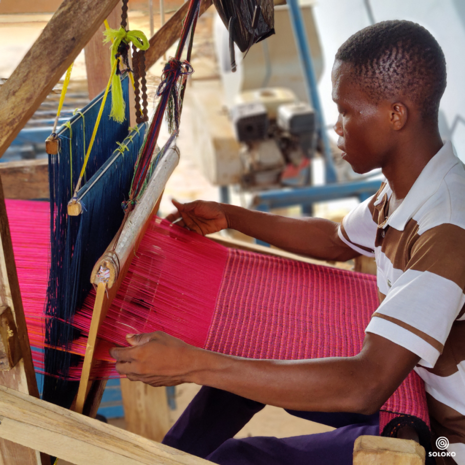 A man weaves textiles on a loom. BU: © SOLOKO 